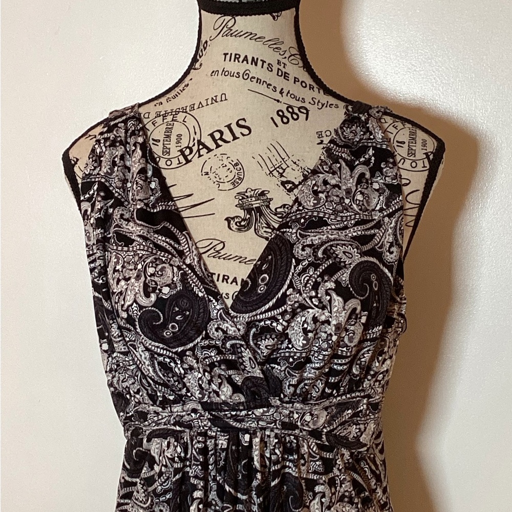 Hi-LO PAISLEY SLEEVELESS BLACK & WHITE STRETCHY V-NECK DRESS by Metaphor Sz. M